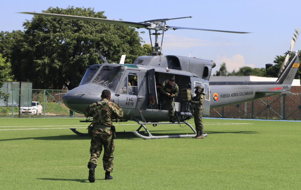 Un helicóptero con miembros de las Fuerzas Armadas de Colombia en medio de los operativos de búsqueda del padre del futbolista Luis Díaz. Foto: EFE / Ricardo Maldonado Rozo.