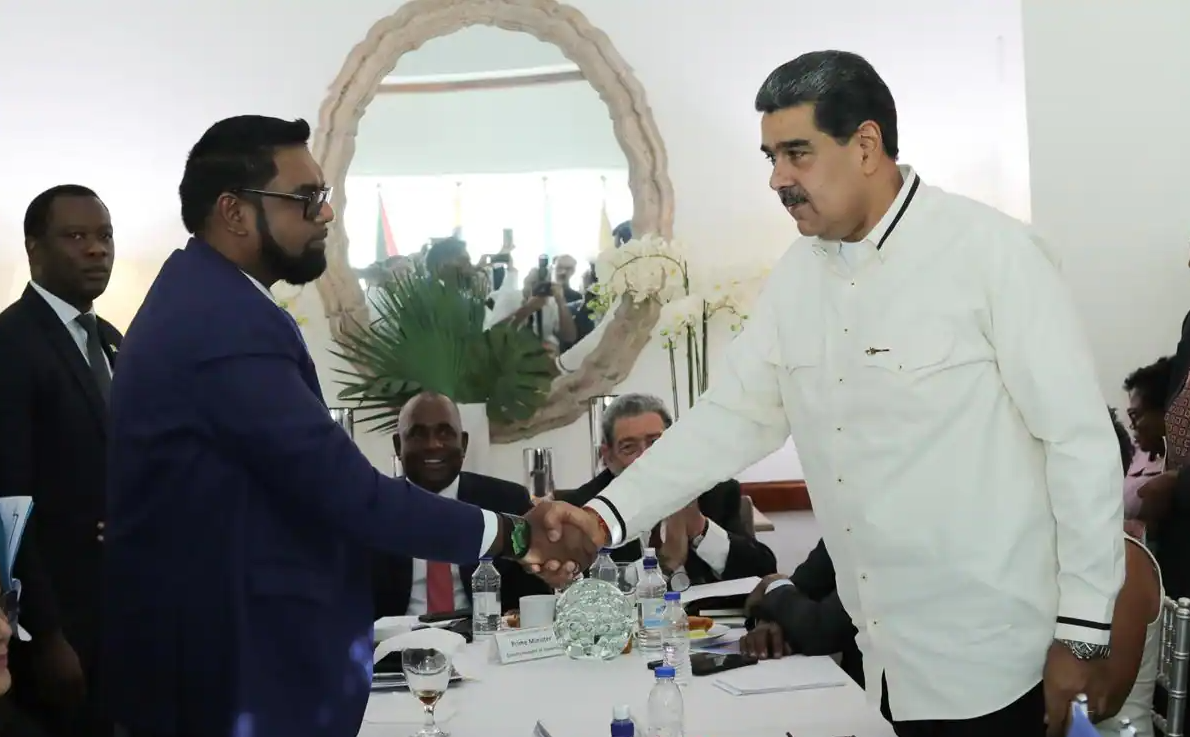 Irfaan Ali (i), presidente de Guyana, se reunió con Nicolás Maduro (d) el pasado jueves 14 de diciembre en medio de tensiones por la disputa del Esequibo. Foto: EFE.