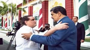Alex Saab (i) es recibido por Nicolás Maduro (d) en el Palacio Presidencial de Miraflores, en Caracas.
