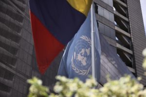 Bandera de las Naciones Unidas en el edificio Parque Ávila, donde funciona la oficina del Alto Comisionado de los Derechos Humanos de la ONU en Caracas, Venezuela. Foto: EFE.