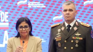Delcy Rodríguez (i), vicepresidenta de Maduro, y Vladimir Padrino López (d), ministro de Defensa. Foto: AVN.