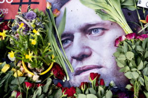 Altar de recuerdo al fallecido líder opositor ruso Alexei Navalni. Foto: EFE.