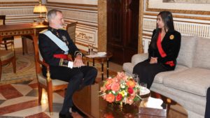 Gladys Gutiérrez (d), expresidenta del TSJ y nueva embajadora de Venezuela en España, con el rey Felipe VI (i). Foto: Casa Real.